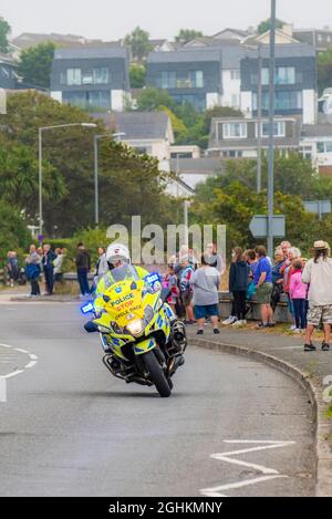 Ein polnischer Patrouillenfahrer, der während der Eröffnungsphase der legendären Tour of Britain 2021 - bekannt als Grand Depart - nach Newquay in Cornwall fährt. Stockfoto