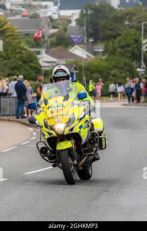 Ein polnischer Patrouillenfahrer, der während der Eröffnungsphase der legendären Tour of Britain 2021 - bekannt als Grand Depart - nach Newquay in Cornwall fährt. Stockfoto