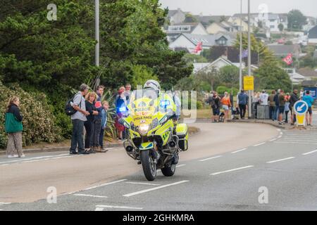 Ein polnischer Patrouillenfahrer, der während der Eröffnungsphase der legendären Tour of Britain 2021 - bekannt als Grand Depart - nach Newquay in Cornwall fährt. Stockfoto