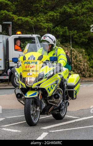 Ein polnischer Patrouillenfahrer, der während der Eröffnungsphase der legendären Tour of Britain 2021 - bekannt als Grand Depart - nach Newquay in Cornwall fährt. Stockfoto