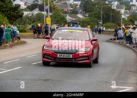 Das Skoda-Auto für den Race Director, der während der Eröffnungsphase der legendären Tour of Britain 2021 - bekannt als Grand - nach Newquay in Cornwall fährt Stockfoto