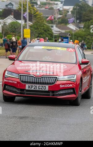 Das Skoda-Auto für den Race Director, der während der Eröffnungsphase der legendären Tour of Britain 2021 - bekannt als Grand - nach Newquay in Cornwall fährt Stockfoto