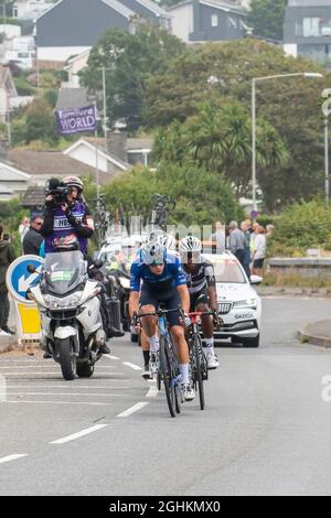 Die führenden Fahrer der Eröffnungsetappe der legendären Tour of Britain 2021 - bekannt als Grand Depart, wenn sie die Stadt Newquay in Cornwall für t besucht Stockfoto