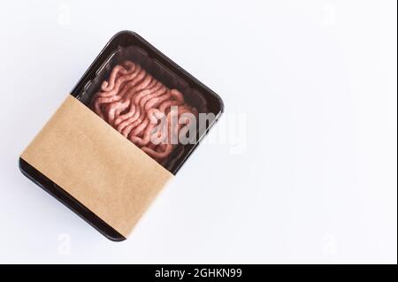 Hackfleisch aus Schweinefleisch in Vakuum-Kunststoffverpackung auf weißem Hintergrund. Draufsicht. Logo-Layout-Design Stockfoto