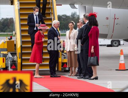 Stockholm, Schweden. September 2021. Bundespräsident Frank-Walter Steinmeier und seine Frau Elke Büdenbender (l.) werden auf dem Flughafen Stockholm-Arlanda von Kronprinzessin Victoria (m) und Prinz Daniel von Schweden begrüßt. Bundespräsident Steinmeier und seine Frau sind auf Einladung des schwedischen Königspaares zu einem dreitägigen Staatsbesuch in Schweden. Quelle: Bernd von Jutrczenka/dpa/Alamy Live News Stockfoto