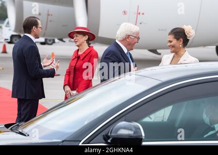 Stockholm, Schweden. September 2021. Bundespräsident Frank-Walter Steinmeier (2. Von rechts) und seine Frau Elke Büdenbender (2. Von links) werden am Flughafen Stockholm-Arlanda von Kronprinzessin Victoria (r) und Prinz Daniel von Schweden (l) begrüßt. Präsident Steinmeier und seine Frau sind auf Einladung des schwedischen Königspaares zu einem dreitägigen Staatsbesuch in Schweden. Quelle: Bernd von Jutrczenka/dpa/Alamy Live News Stockfoto