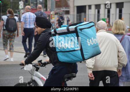 Wolt Fahrradkurier am Potsdamer Platz in Berlin, Deutschland - 4. August 2021. Stockfoto