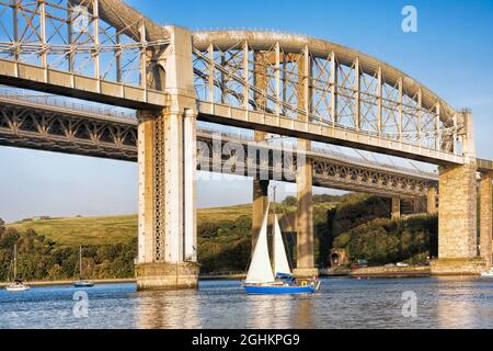 Die Tamar Bridge (Straße) mit der Royal Albert Bridge (Eisenbahn), die den Tamar Fluss zwischen Cornwall und Devon überquert, Plymouth, England, Großbritannien. Stockfoto