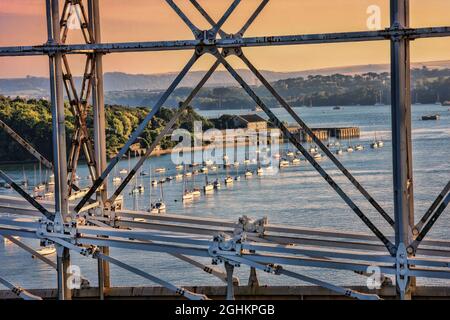 Bau der Royal Albert Bridge (Eisenbahn) gegen Segelboote auf dem Tamar-Fluss zwischen Devon und Cornwall, Plymouth, England, Großbritannien Stockfoto