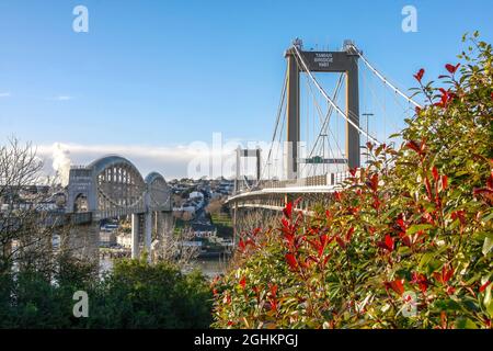 Die Tamar Bridge (Straße) mit der Royal Albert Bridge (Eisenbahn), die den Tamar Fluss zwischen Cornwall und Devon überquert, Plymouth, England, Großbritannien. Stockfoto