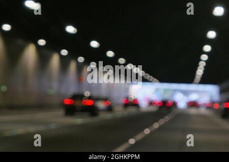 Verschwommenes Bild von roten Heckleuchten und weißen Oberlichtern Stockfoto