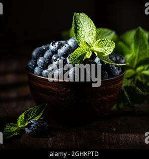 Frisch gepflückte Heidelbeeren in Holzschüssel Stockfoto