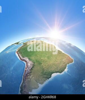 Sonne scheint über dem Planeten Erde. Physische Karte von Südamerika; Brasilien und Amazonas-Regenwald, Andes cordillera. Elemente dieses Bildes, die von der NASA eingerichtet wurden Stockfoto