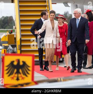Stockholm, Schweden. September 2021. Bundespräsident Frank-Walter Steinmeier (r) und seine Frau Elke Büdenbender (2. Von rechts) werden auf dem Flughafen Stockholm-Arlanda von Kronprinzessin Victoria (2. Von links) und Prinz Daniel von Schweden (l) begrüßt. Präsident Steinmeier und seine Frau sind auf Einladung des schwedischen Königspaares zu einem dreitägigen Staatsbesuch in Schweden. Quelle: Bernd von Jutrczenka/dpa/Alamy Live News Stockfoto