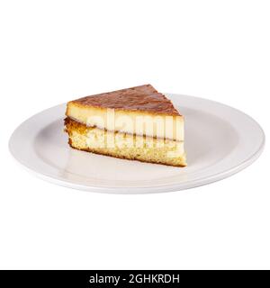 Nahaufnahme einer auf weißem Hintergrund isolierten Scheibe Käsekuchen Stockfoto