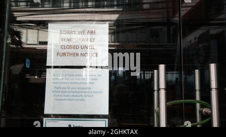 Die ersten Hooters in Sukhumvit Soi 15, Khlong Toei Nuea, Watthana, Bangkok, wurden wegen Pandemic Lockdown in Thailand geschlossen Stockfoto