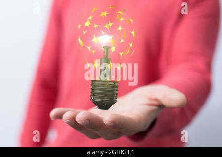 3D-gerenderte futuristische Glühbirne, die über der Hand eines Mannes schwebt Stockfoto