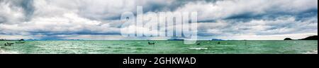 Seesturmpanorama, Seesturmlandschaft weite Panoramaaussicht, Hurrikan-Seestücke, dramatische Gewitterwolken Himmel dunkle Regenwolken, bewölkt windig Stockfoto