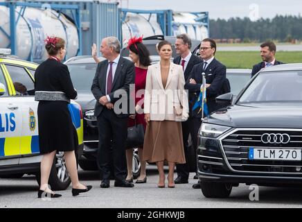 Stockholm, Schweden. September 2021. Kronprinzessin Victoria (Mitte) und Prinz Daniel von Schweden (rechts) warten auf Präsident Steinmeier und seine Frau am Flughafen Stockholm-Arlanda zusammen mit Joachim Bertele ((2. Von rechts), dem deutschen Botschafter in Schweden, seiner Frau Christina Beinhoff und per Thöresson (2. Von links), dem schwedischen Botschafter in Deutschland. Präsident Steinmeier und seine Frau sind auf Einladung des schwedischen Königspaares zu einem dreitägigen Staatsbesuch in Schweden. Quelle: Bernd von Jutrczenka/dpa/Alamy Live News Stockfoto