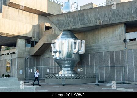 London, Großbritannien. 7. September 2021. Enthüllung der ersten Bagri Foundation Commission ‘Samovar’ der Hayward Gallery, einer monumentalen Außenskulptur des Kunstkollektivs Slavs and Tatars, die sich auf die Rolle des Tees in der britischen Geschichte, Tradition und Populärkultur bezieht. Kredit: Stephen Chung / Alamy Live Nachrichten Stockfoto