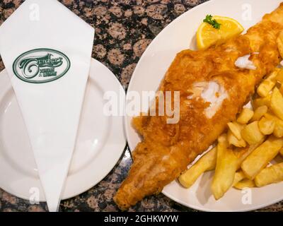 Im berühmten Trenchers Cafe in Whitby gab es ausgezeichneten Schellfisch und Pommes Stockfoto