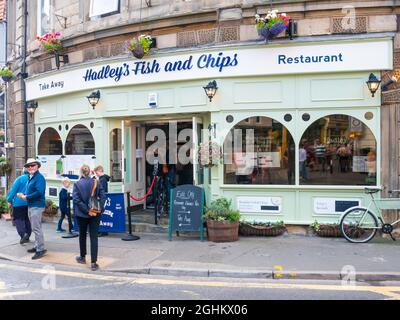 Hadley's Fish and Chip Restaurant und Take Away Bridge Street Whitby England 2021 Stockfoto