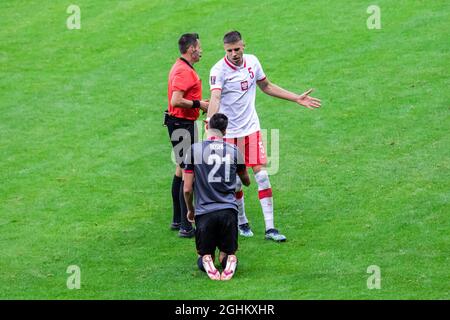 Jan Bednarek aus Polen und Odise Roshi aus Albanien im Rahmen des Qualifikationsspiels der FIFA Fußball-Weltmeisterschaft 2022 in Katar zwischen Polen und Albanien im PGE Narodowy Stadium. (Endstand; Polen 4:1 Albanien) Stockfoto