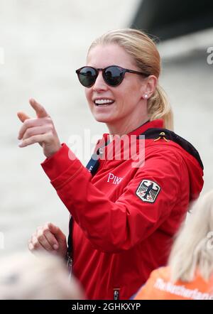 07. September 2021, Niedersachsen, Hagen A.T. W.: Pferdesport: Europameisterschaften, Dressur. Dressurreiterin und Olympiasiegerin Jessica von Bredow-Werndl (Deutschland) steht auf einem Zuschauerstand. Foto: Friso Gentsch/dpa Stockfoto