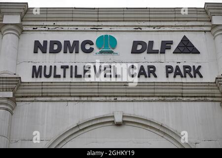 Blick auf ein modernes Gebäude mit mehrstufiger Parkmöglichkeit in Connaught Place. Stockfoto