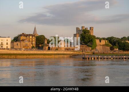 Rochester Cathedral und Castle bei Sonnenuntergang mit dem Fluss Medway im Vordergrund. Stockfoto