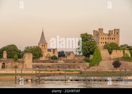 Rochester Cathedral und Castle bei Sonnenuntergang mit dem Fluss Medway im Vordergrund. Stockfoto