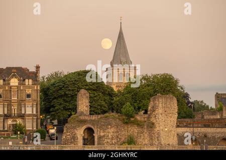 Der Vollmond steigt hinter der Rochester Cathedral, Rochester Kent. Stockfoto