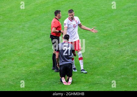 Warschau, Polen. September 2021. Jan Bednarek aus Polen und Odise Roshi aus Albanien im Rahmen des Qualifikationsspiels der FIFA Fußball-Weltmeisterschaft 2022 in Katar zwischen Polen und Albanien im PGE Narodowy Stadium. (Endnote; Polen 4:1 Albanien) (Foto: Mikolaj Barbanell/SOPA Images/Sipa USA) Quelle: SIPA USA/Alamy Live News Stockfoto