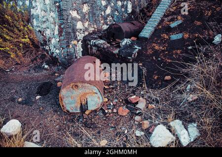 Bidón de Metal deteriado, en balsa de alquitrán y terreno contaminado Stockfoto