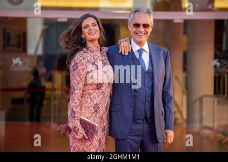 Venedig, Italien. September 2021. Veronica Berti und Andrea Bocelli nehmen am 07. September 2021 an der Premiere von „The Box“ während des 78. Filmfestivals in Venedig im Palazzo del Cinema auf dem Lido in Venedig, Italien, Teil. Kredit: dpa/Alamy Live Nachrichten Stockfoto