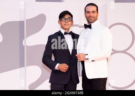 Venedig, Italien. September 2021. Hatzin Navarrete (l.) und Hernan Mendoza besuchen die Premiere von „The Box“ während des 78. Filmfestivals in Venedig am 07. September 2021 im Palazzo del Cinema am Lido in Venedig, Italien. Kredit: dpa/Alamy Live Nachrichten Stockfoto