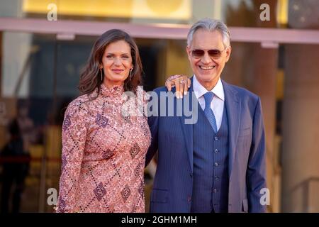 Venedig, Italien. September 2021. Veronica Berti und Andrea Bocelli nehmen am 07. September 2021 an der Premiere von „The Box“ während des 78. Filmfestivals in Venedig im Palazzo del Cinema auf dem Lido in Venedig, Italien, Teil. Kredit: dpa/Alamy Live Nachrichten Stockfoto