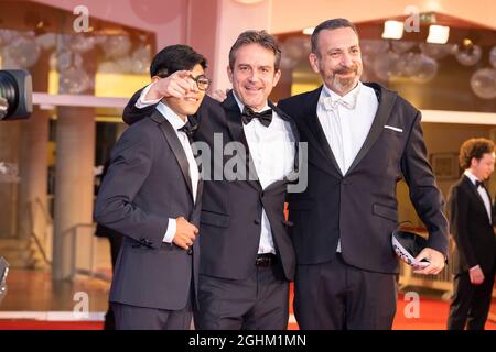 Venedig, Italien. September 2021. Hatzin Navarrete (l-r), Lorenzo Vigas und Hernan Mendoza nehmen am 07. September 2021 an der Premiere von „The Box“ während des 78. Filmfestivals in Venedig im Palazzo del Cinema auf dem Lido in Venedig, Italien, Teil. Kredit: dpa/Alamy Live Nachrichten Stockfoto