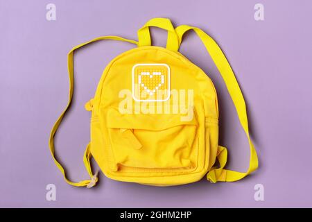Gelb isoliert auf violettem Hintergrund Flat Lay Draufsicht Zurück zur Schule, Bildungskonzept Draufsicht Flat Lay Stockfoto