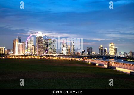 SINGAPUR, SINGAPUR - 2019. MÄRZ: Pulsierende Skyline von Singapur bei Nacht Stockfoto