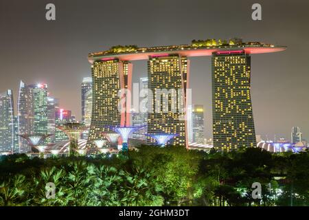 SINGAPUR, SINGAPUR - 2019. MÄRZ: Pulsierende Skyline von Singapur bei Nacht Stockfoto