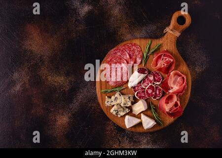 Serviert Pension mit Fleisch- und KäseSnacks, Blick von oben. Stockfoto