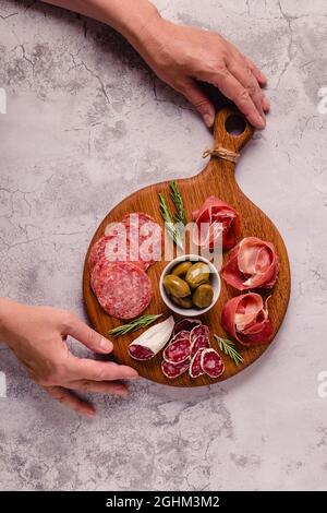 Servierbrett mit einer Reihe von verschiedenen Fleisch-Snacks, Draufsicht. Stockfoto