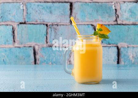 Tropischer Ananas-Smoothie in einem Einmachglas, selektiver Fokus. Stockfoto