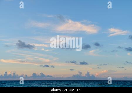 Schöner, farbiger, wolkiger Abendhimmel. Himmel mit Wolken bei Sonnenuntergang. Seascape. Stockfoto