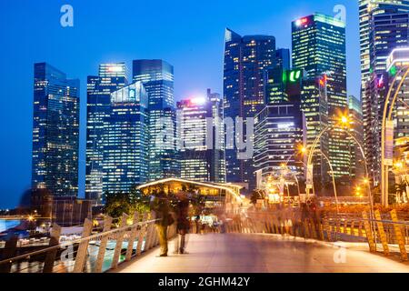 SINGAPUR, SINGAPUR - 2019. MÄRZ: Pulsierende Skyline von Singapur bei Nacht Stockfoto