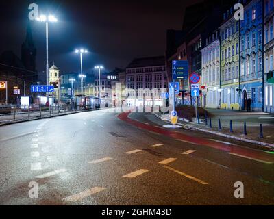 Leere Nacht beleuchtete Stadtstraße in der europäischen Stadt Stockfoto