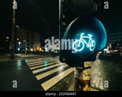 Grünes Licht der Fahrradampel an der nächtlichen Stadtkreuzung Stockfoto