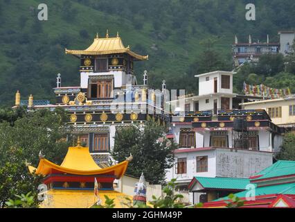 Schöne Aussicht auf Tso-Pema Ogyen Heru-kai Nyingmapa Gompa (Kloster) in Rewalsar See, Mandi, Himachal Pradesh, Indien Stockfoto