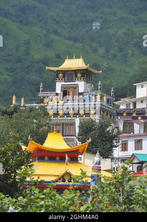 Schöne Aussicht auf Tso-Pema Ogyen Heru-kai Nyingmapa Gompa (Kloster) in Rewalsar See, Mandi, Himachal Pradesh, Indien Stockfoto